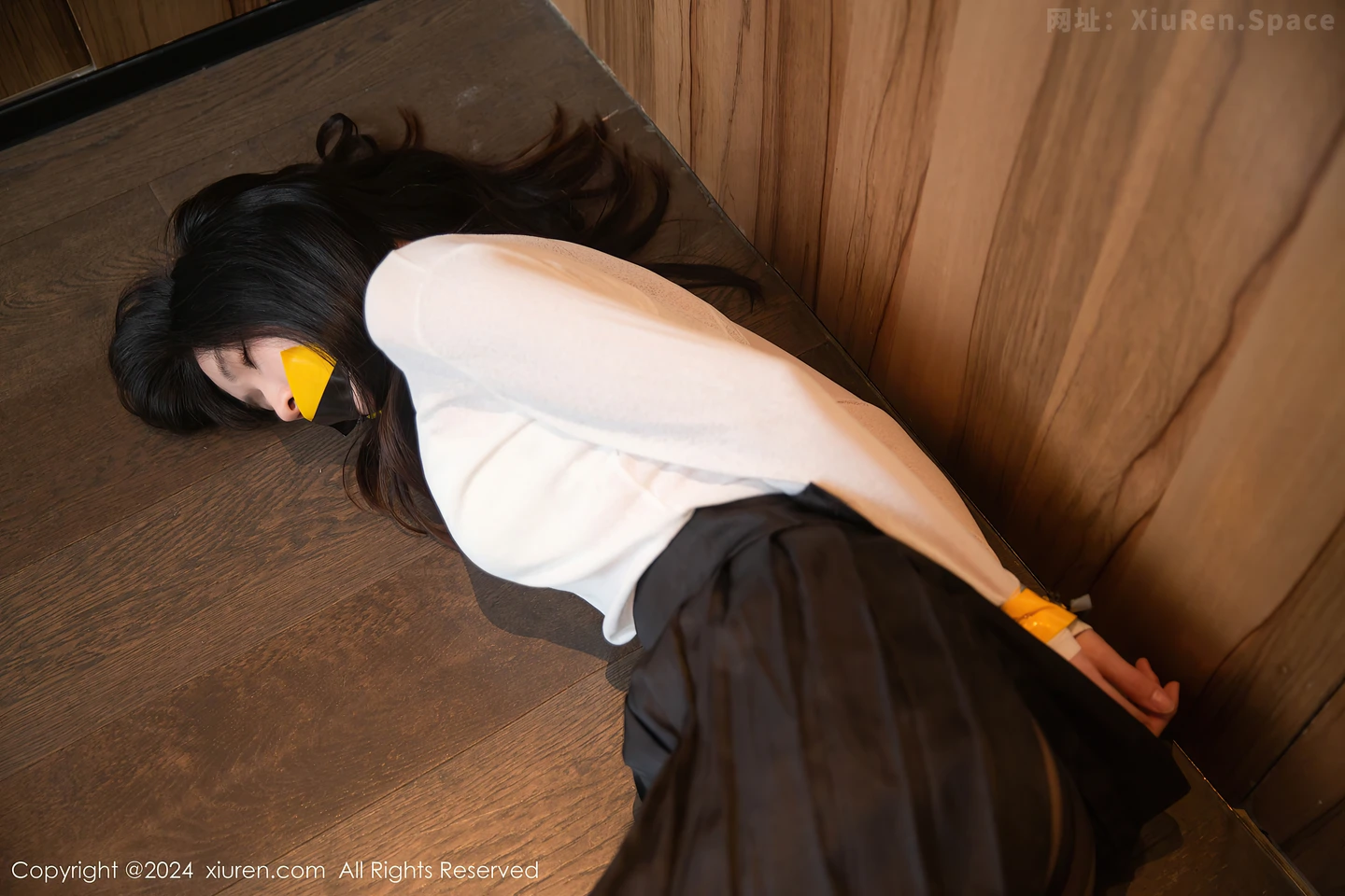 图片[2]-[XiuRen秀人网] VOL.9481 模特刘婷婷性感白色上衣配黑短裙露超薄黑丝秀曼妙身姿迷人写真80P-秀人网官方网站